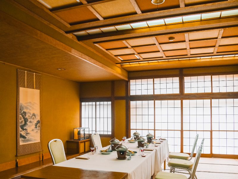 季節の会席料理が並んだ静かな個室