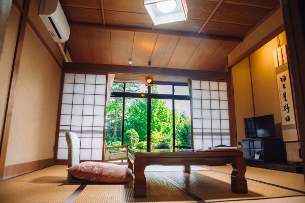 日本庭園を望む安らぎの客室