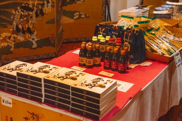 女将が選んだ、こだわりの品々が並ぶ売店
